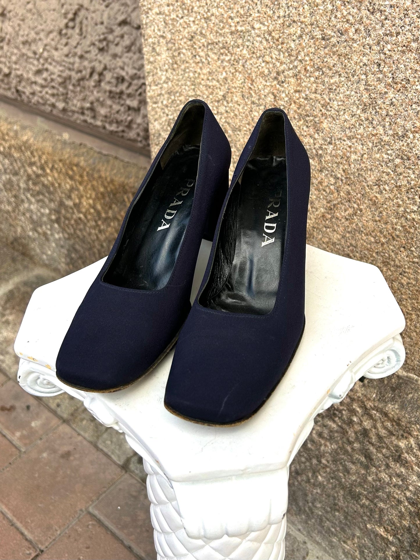 90’s PRADA navy pumps