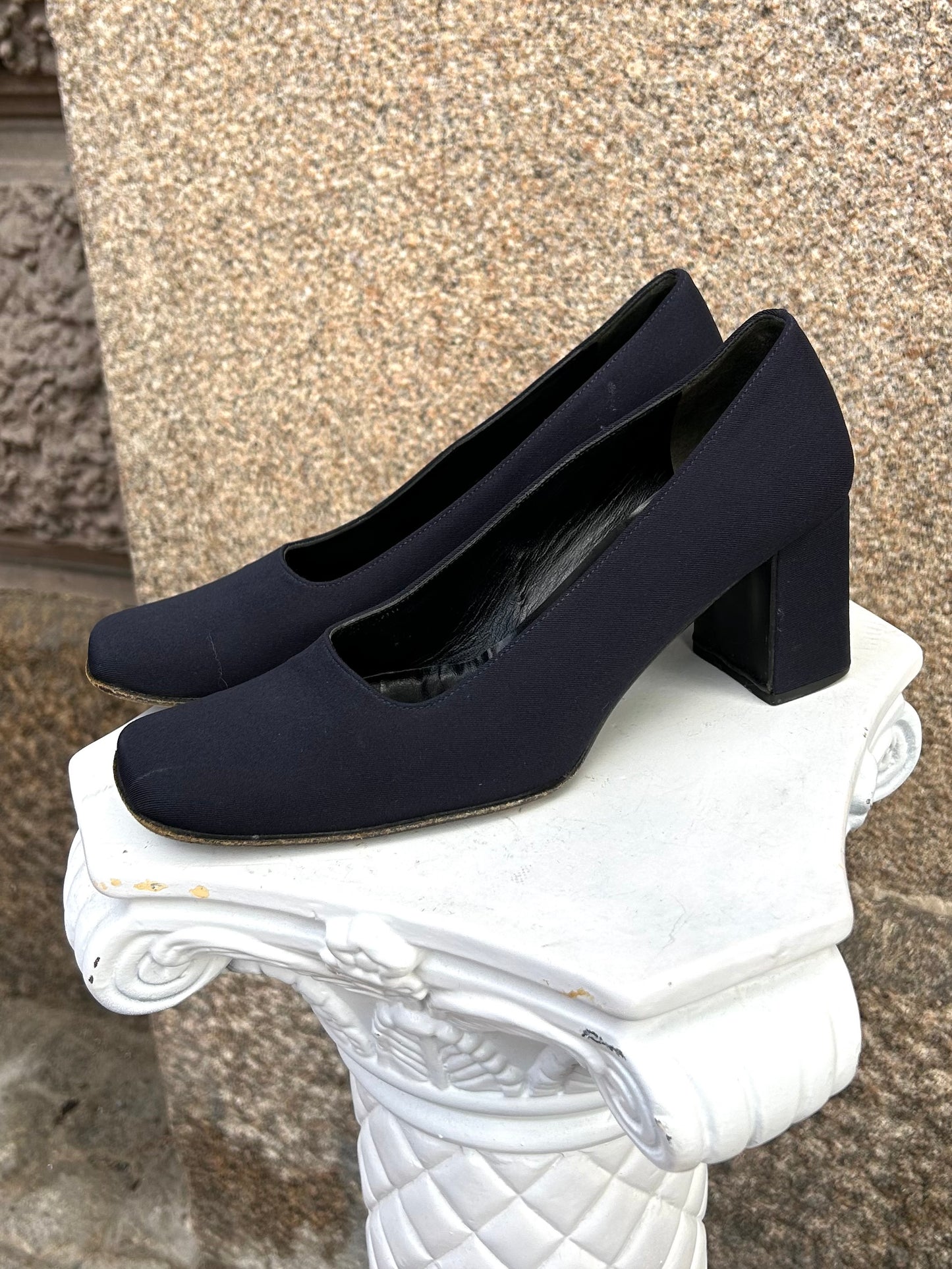 90’s PRADA navy pumps