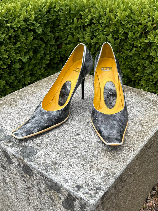Ash gray pointy stilettos made in Italy