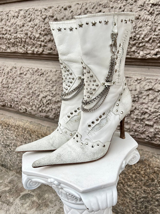 Chain and studs adorned pointy Leather heels