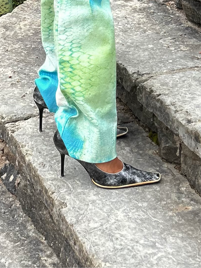 Ash gray pointy stilettos made in Italy