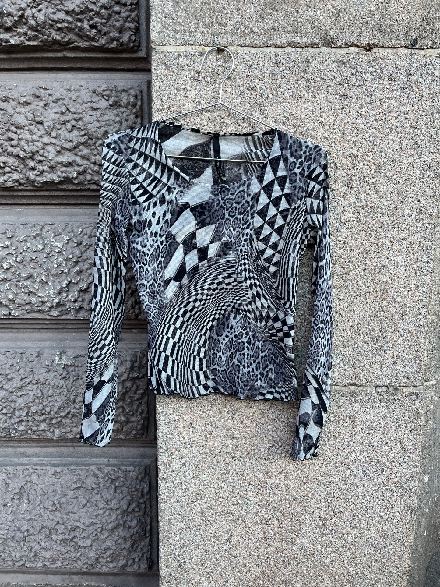 Geometric pattern mesh top
