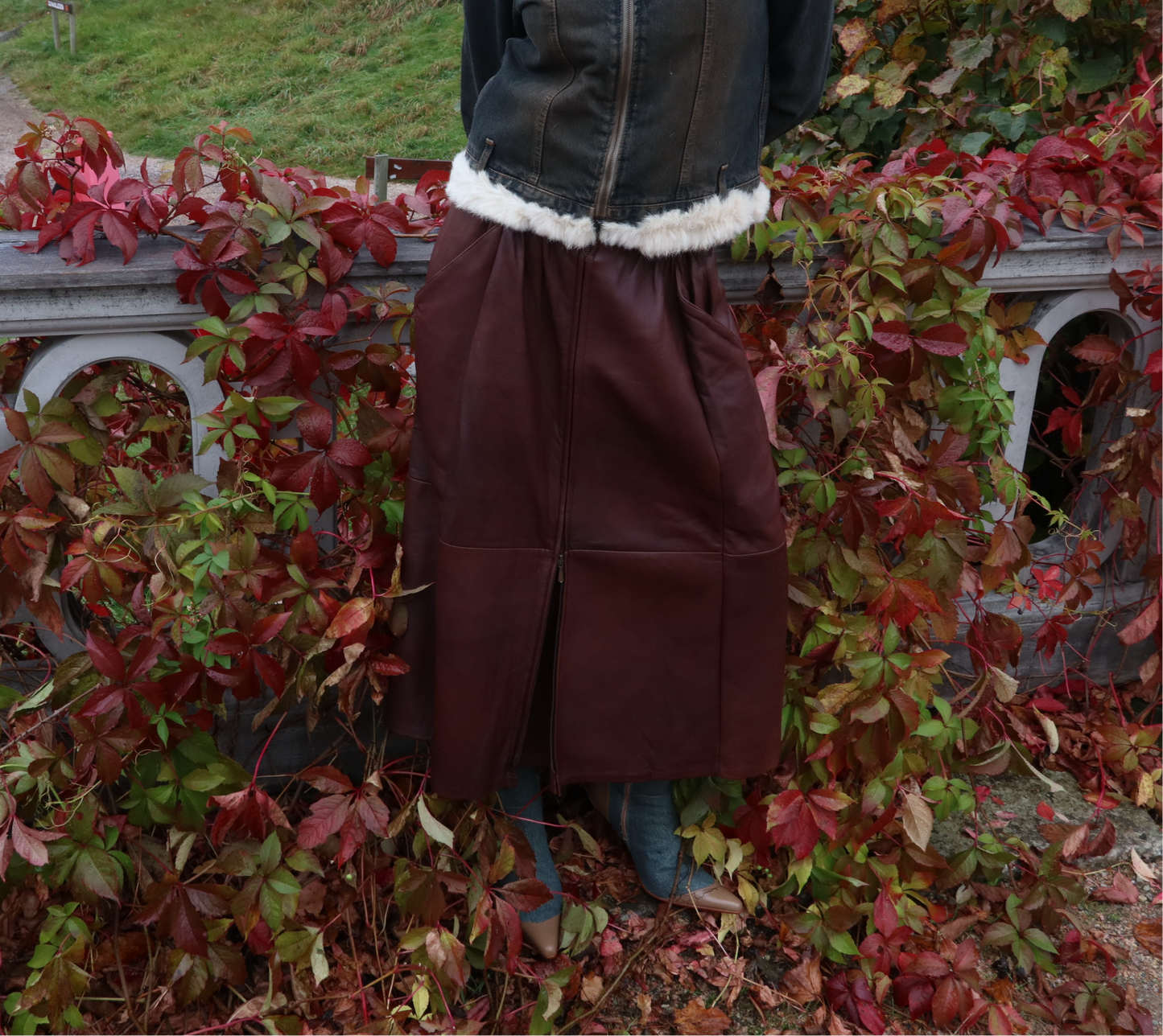 Zipper detailed deep brown leather skirt