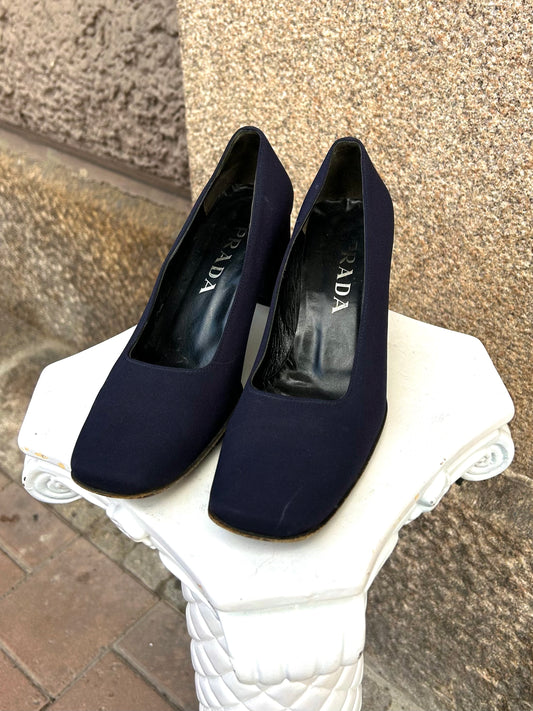 90’s PRADA navy pumps