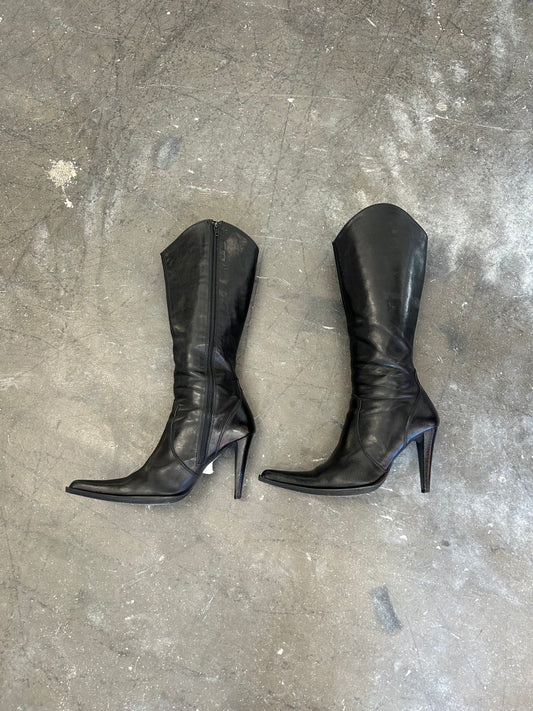 Black pointy boots