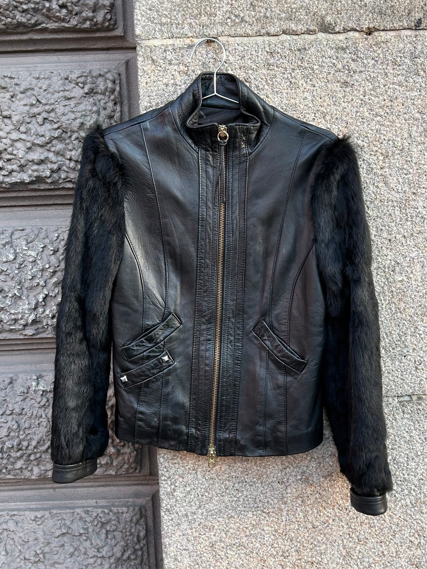 KOR@KOR fur covered sleeve leather jacket